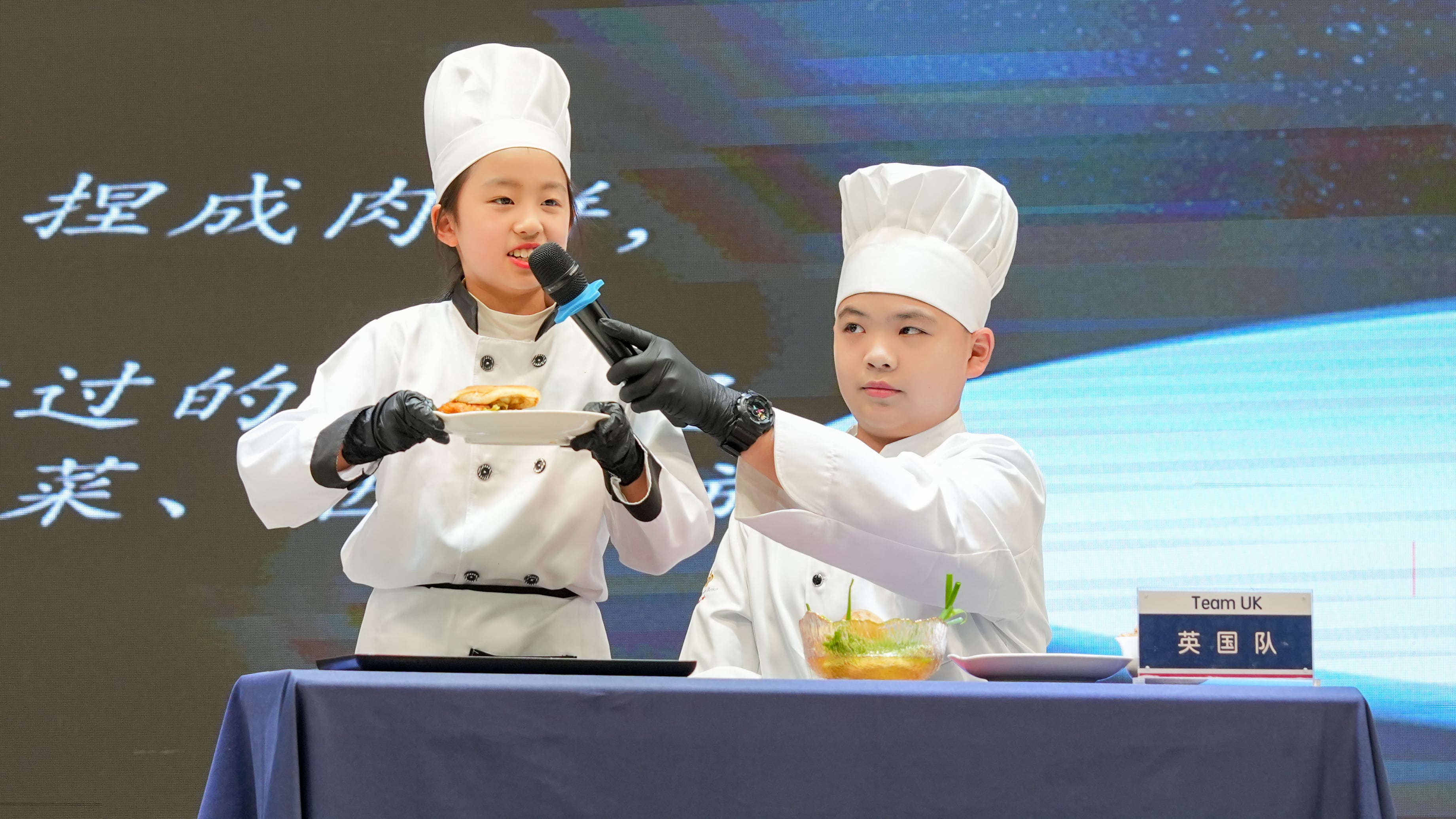 排骨藕汤、La crêpe、Hamburger...“海外”娃中英法三语秀厨艺，闪耀武汉市国际理解教育成果展